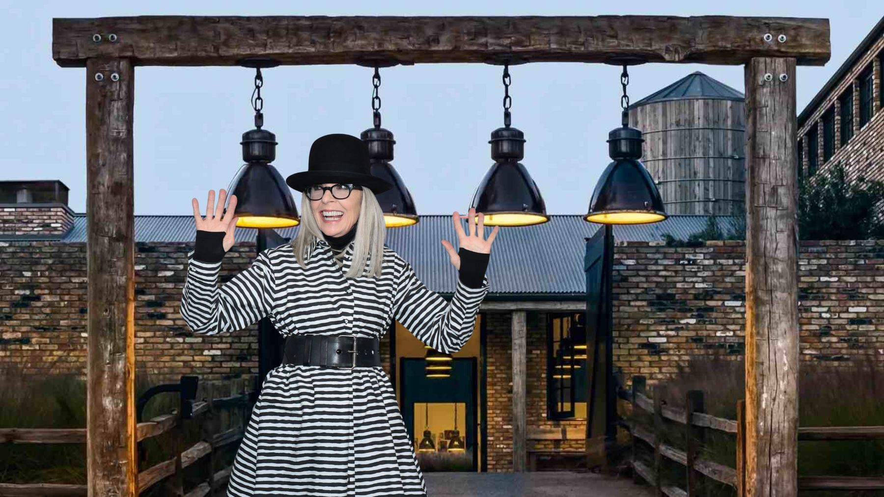 Diane Keaton en la puerta de la mansión