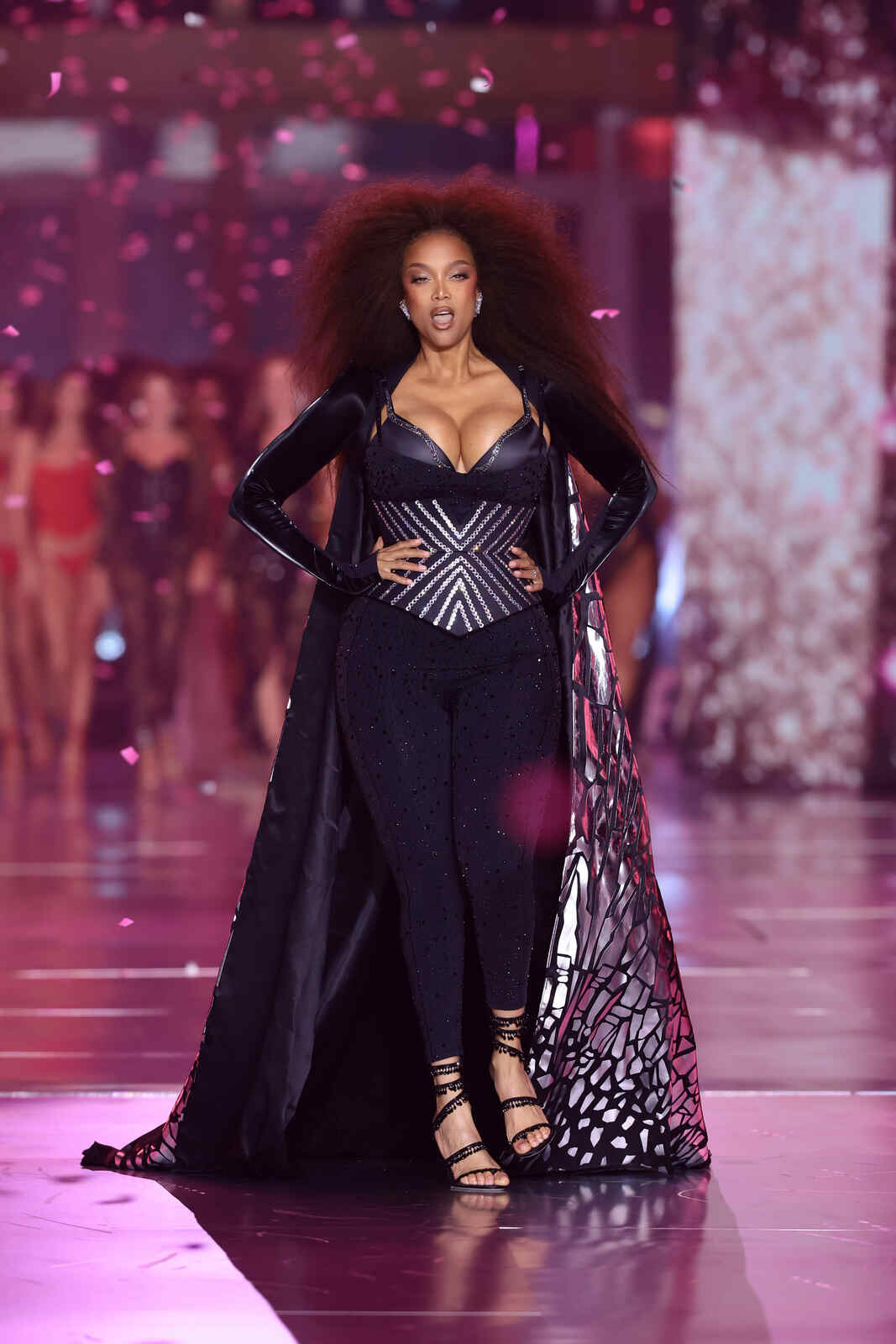 Tyra Banks desfilando para Victoria's Secret