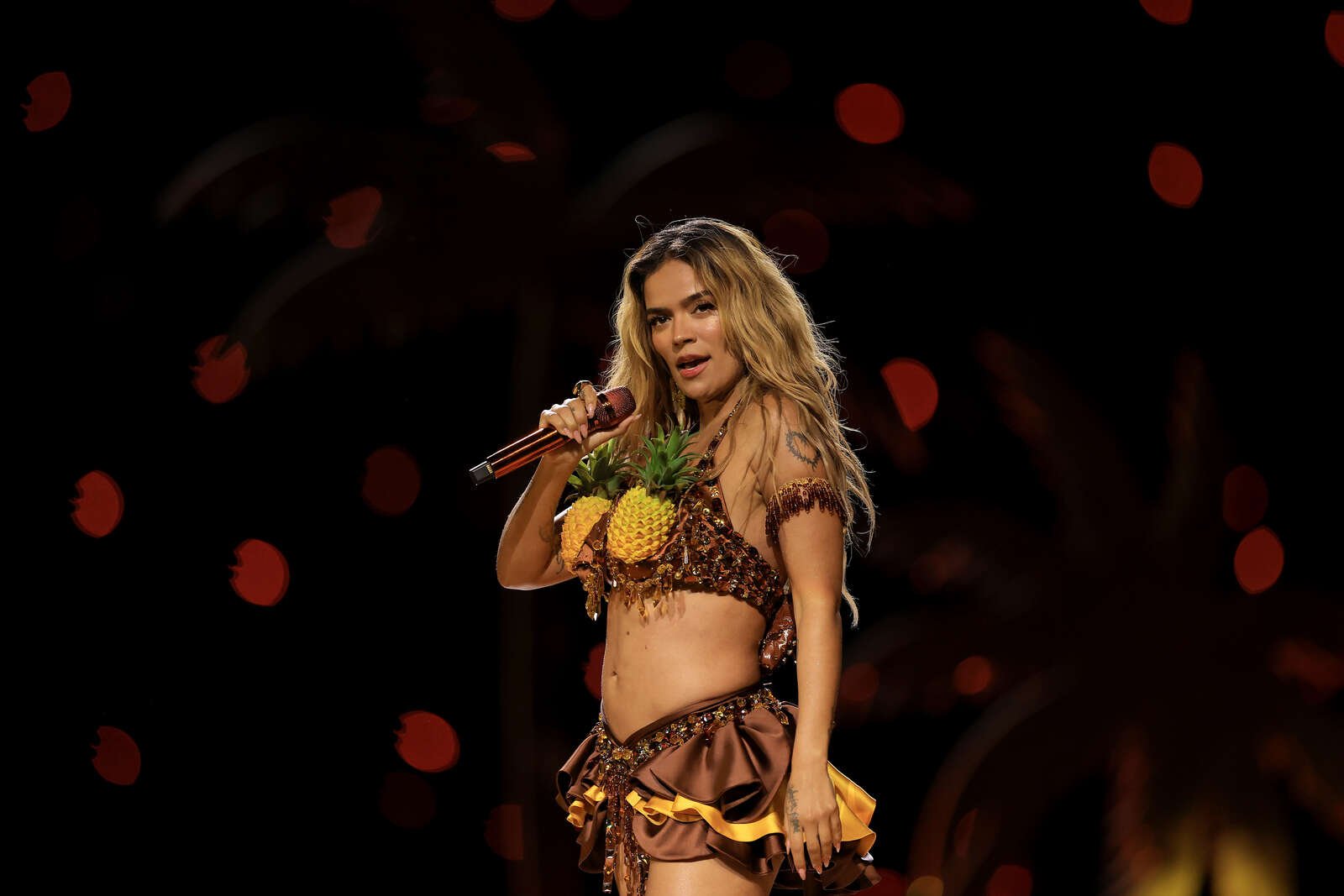 Karol G cantando, Victoria's Secret