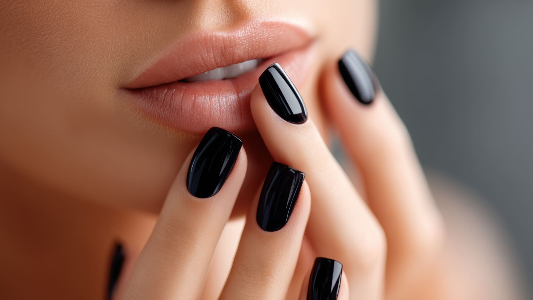 Adiós a las uñas ojo de gato: ahora la manicura más ‘luxury’ tiene efecto terciopelo
