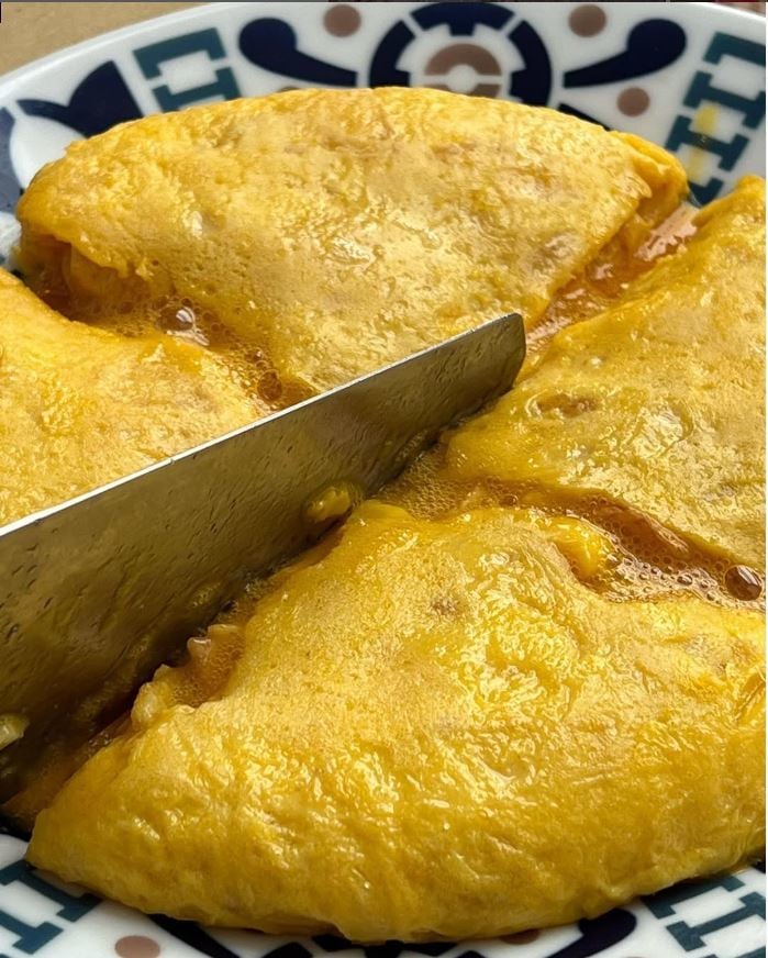 Así es la mejor tortilla de España: sin cebolla, con patata monalisa de Segovia y elaborada en Madrid