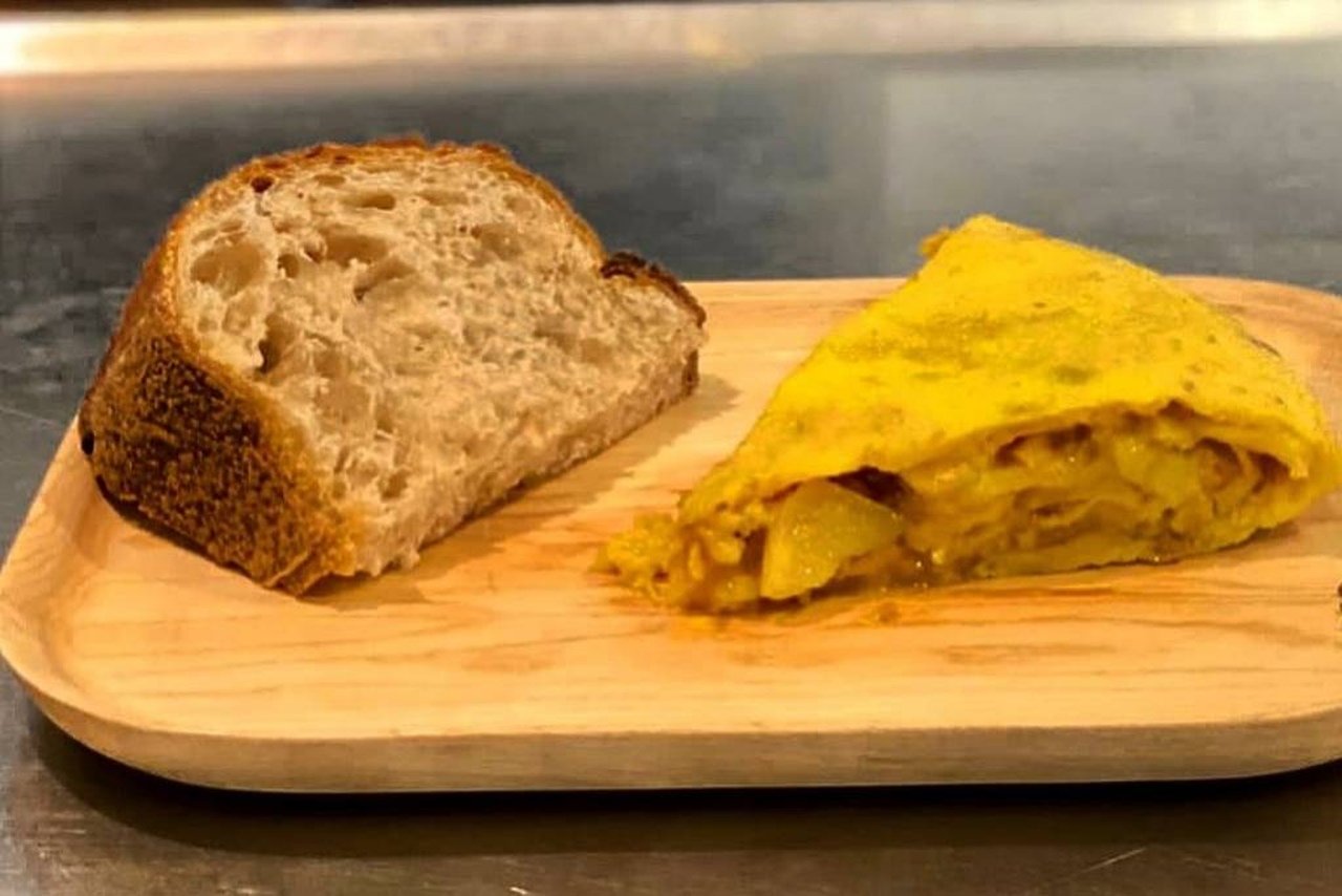 Así es la mejor tortilla de España: sin cebolla, con patata monalisa de Segovia y elaborada en Madrid