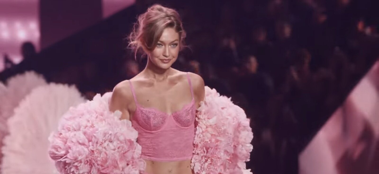 Gigi Hadid desfilando
