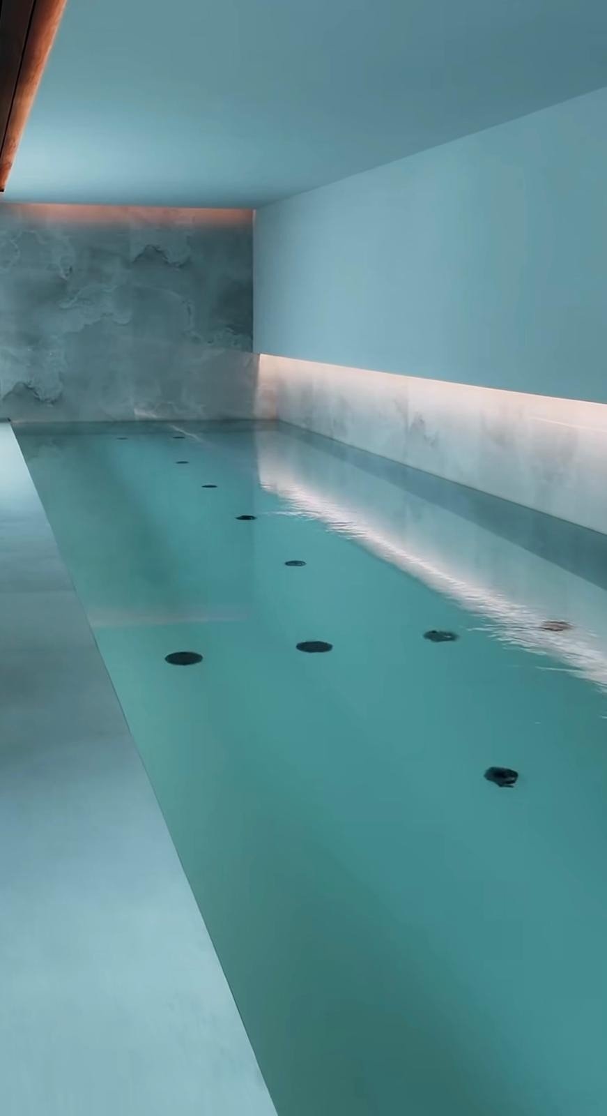 Piscina interior de la mansión
