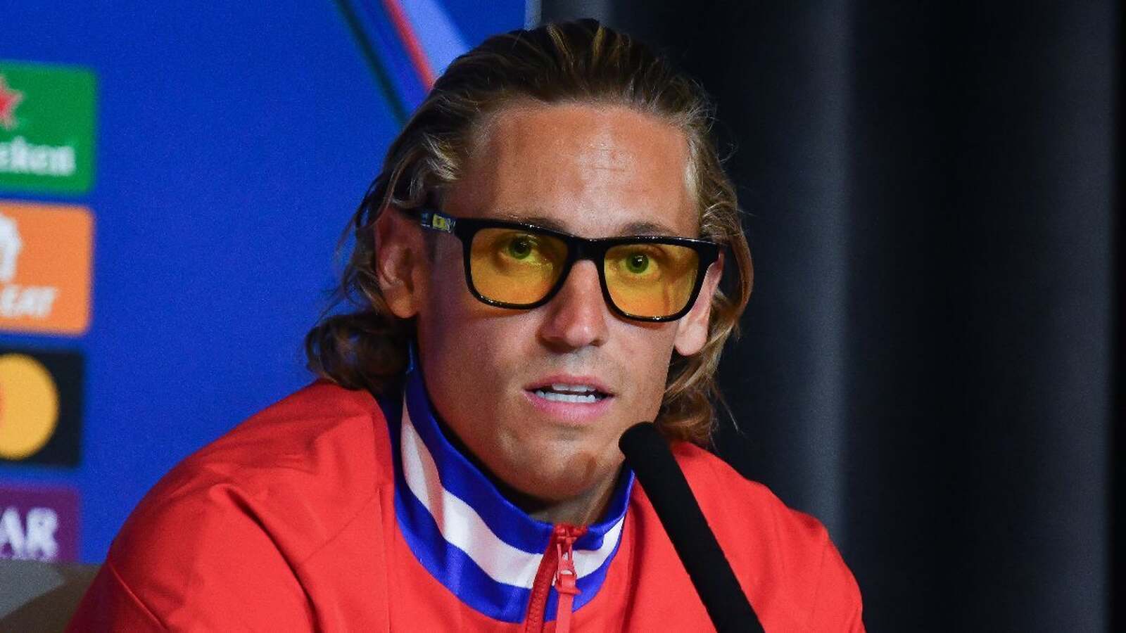Marcos Llorente con gafas amarillas