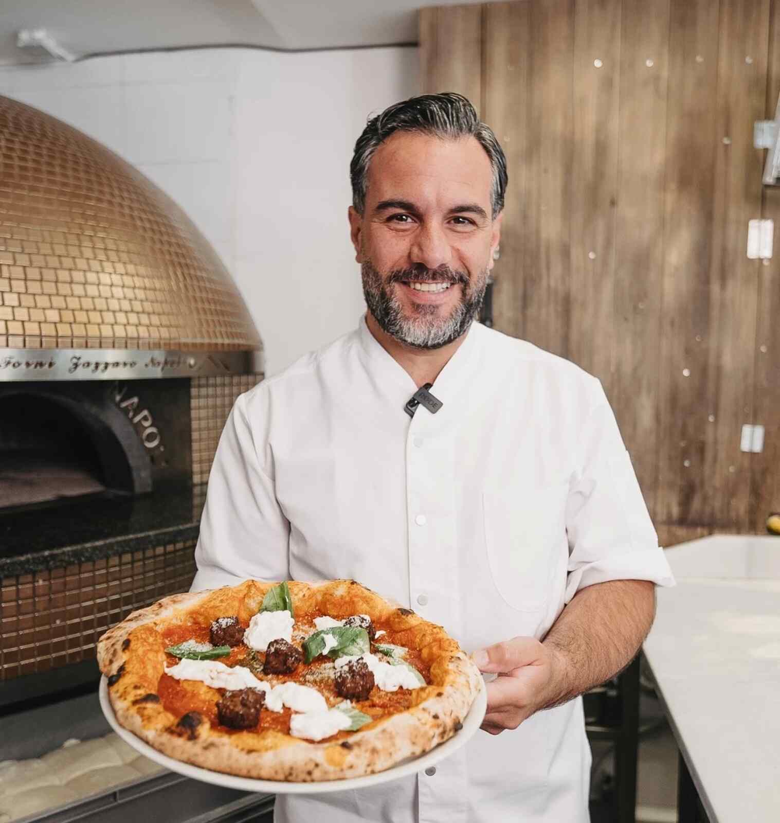 Salvatore Romano con una pizza
