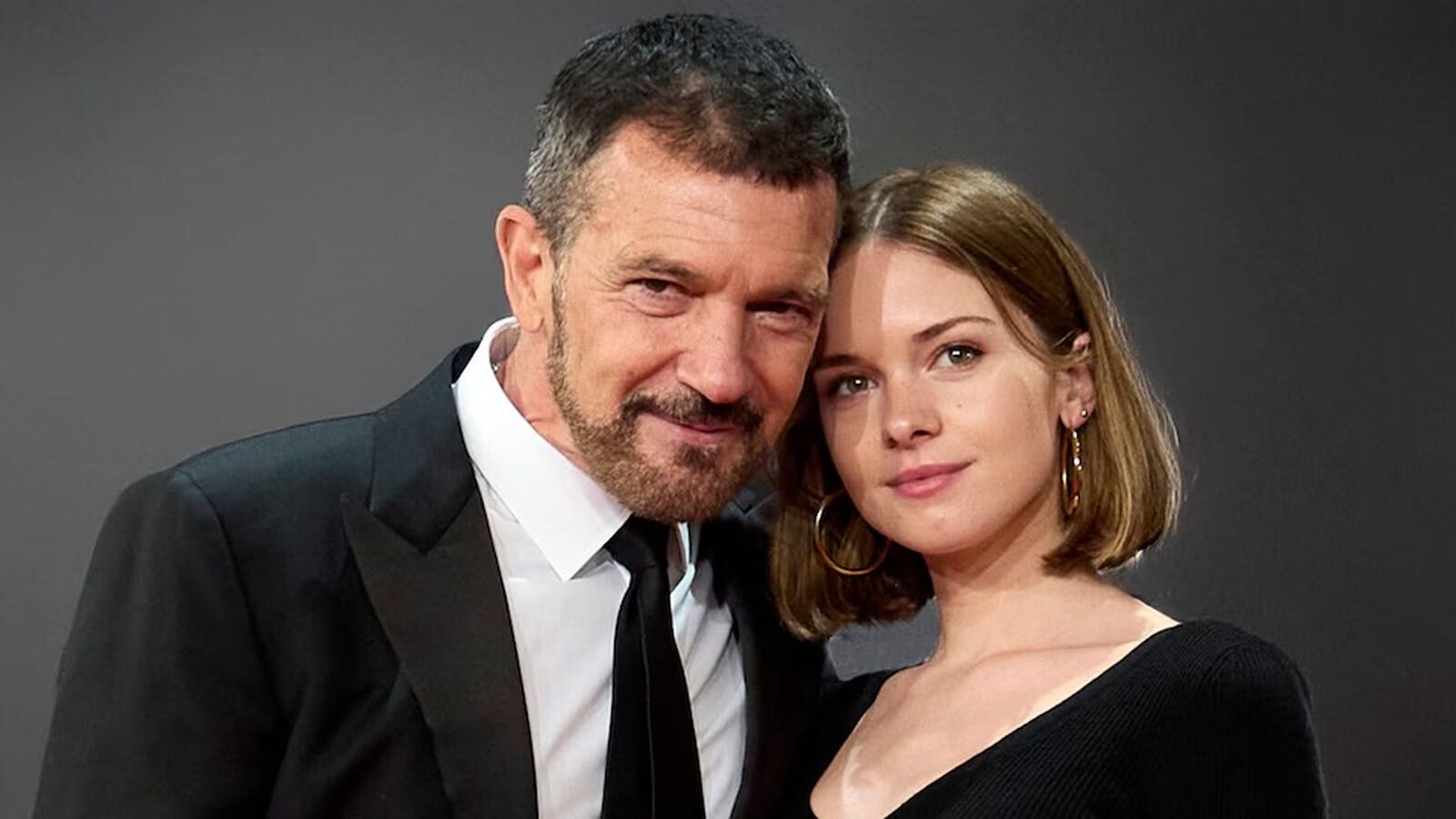 Antonio Banderas y Stella del Carmen posando