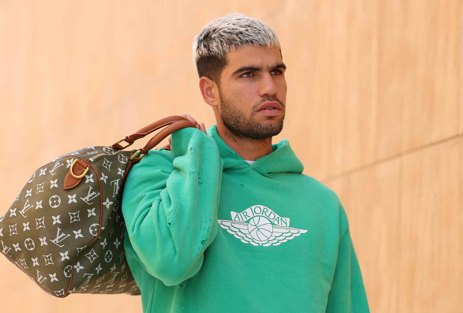 Carlos Alcaraz con un bolso de Vuitton