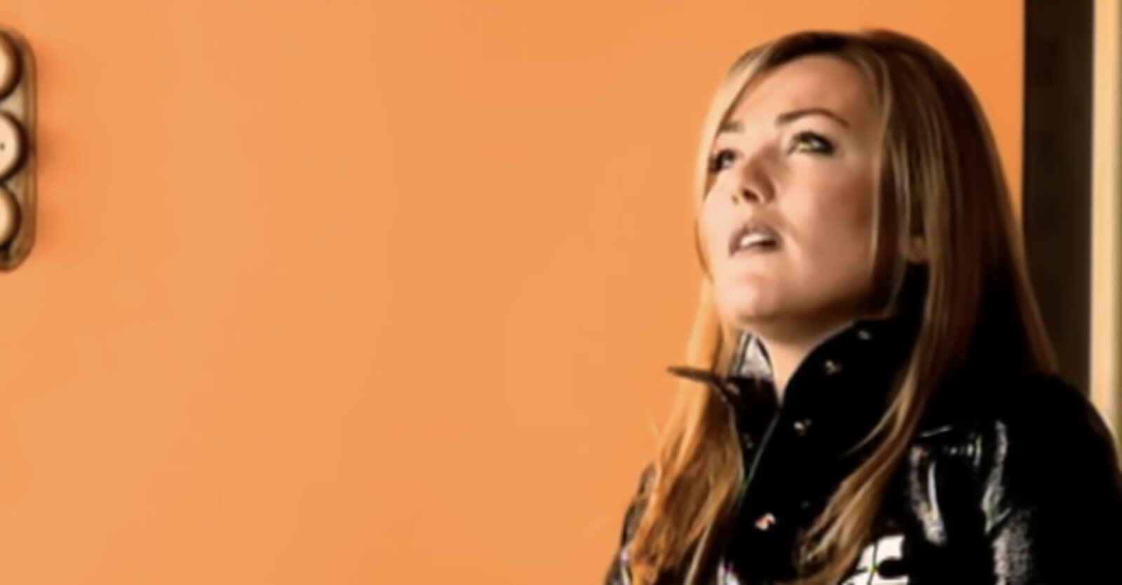 Amaia Montero con la chaqueta de Courreges en La Oreja de Van Gogh
