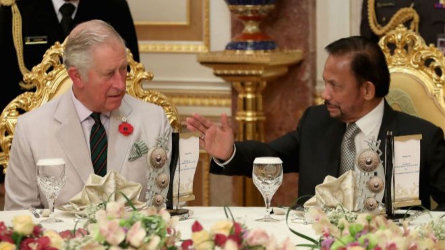 El sultán de Brunéi con el rey de Inglaterra, Carlos III