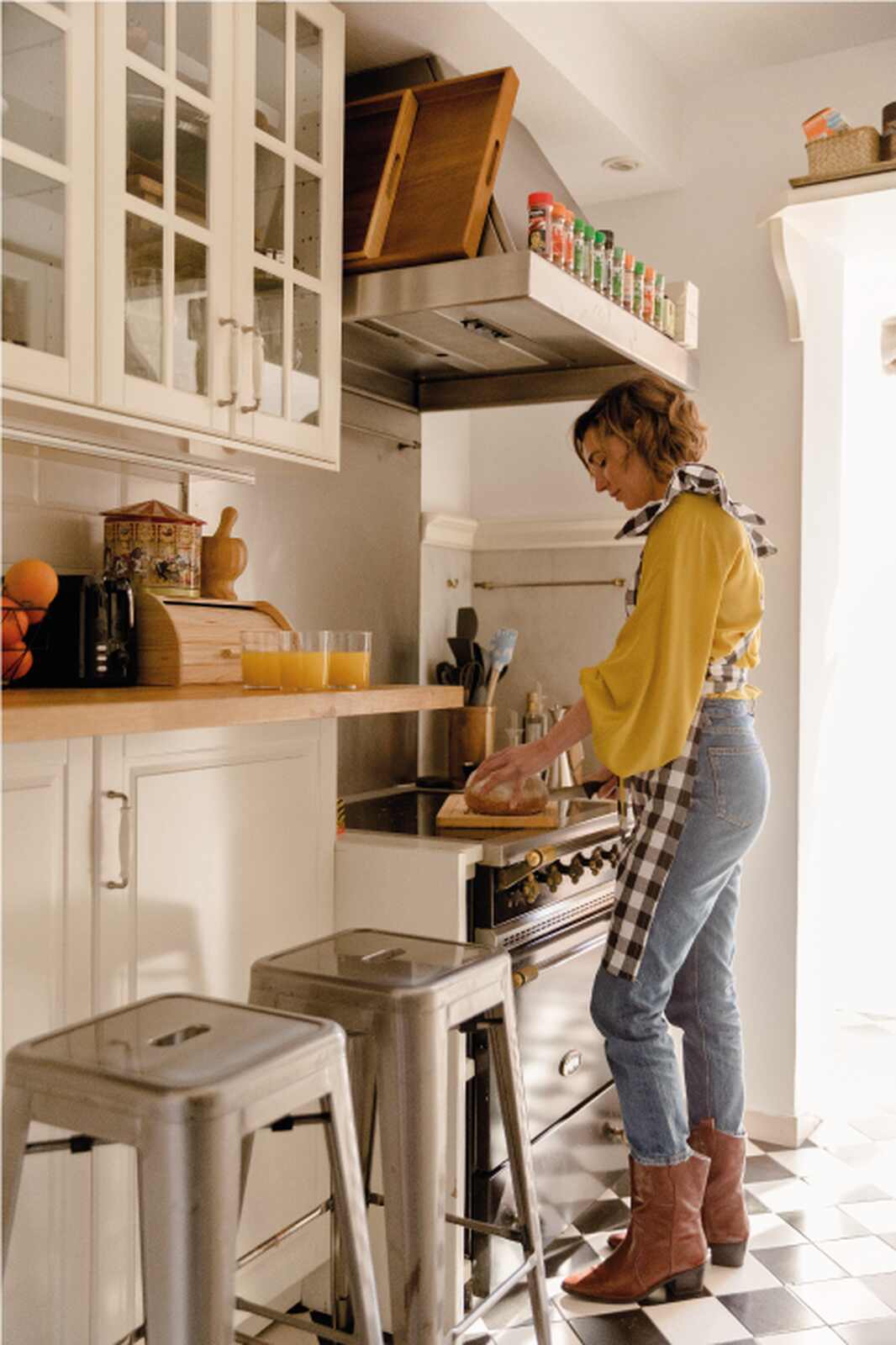 La hija de Bertín cocinando