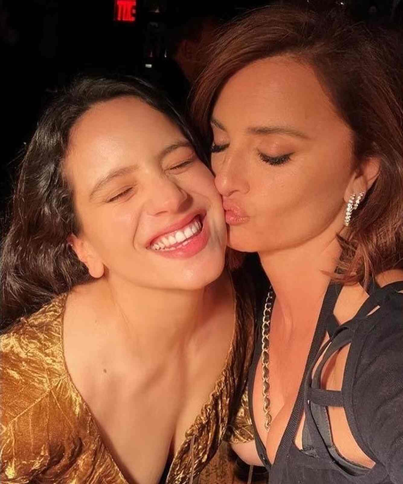 Penélope Cruz y Rosalía posando