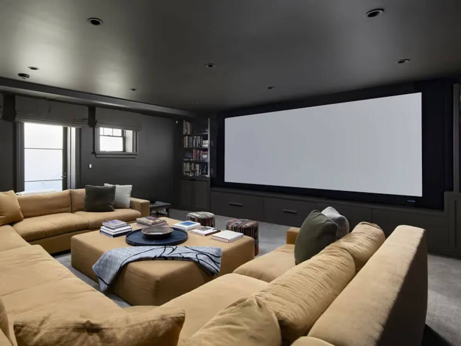 Sala de cine de la casa de Maroon 5