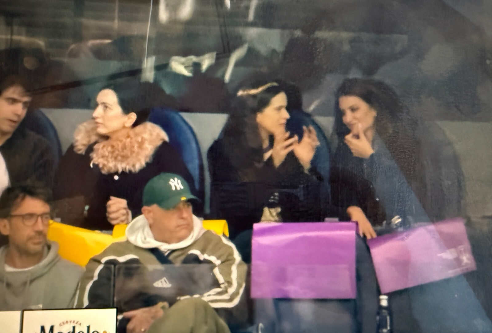 Rosalía y Penélope Cruz en el Bernabéu