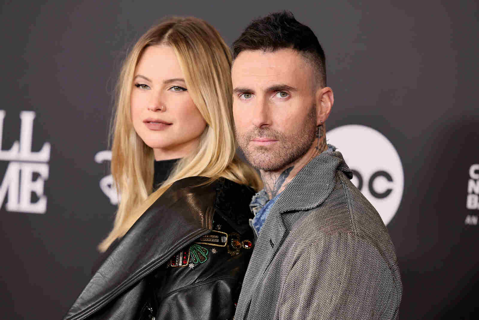 Adam Levine de Marron 5 y Behati Prinsloo posando