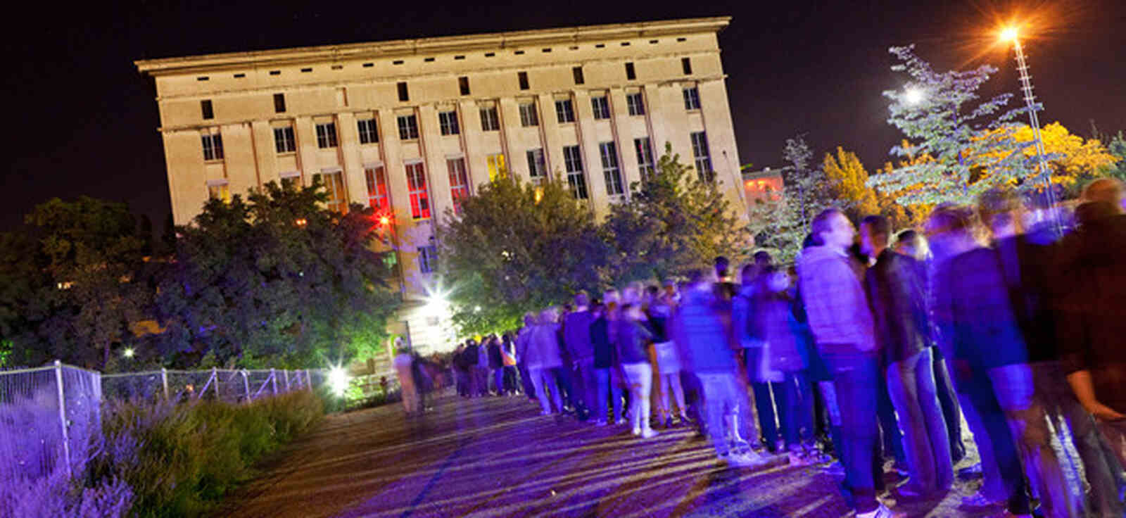 Cola en el exterior del Club Berghain