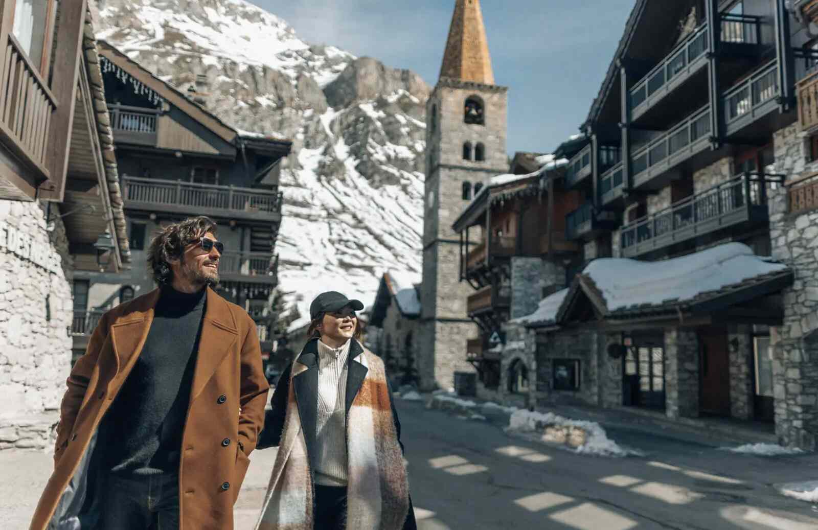 Pareja por Los Alpes