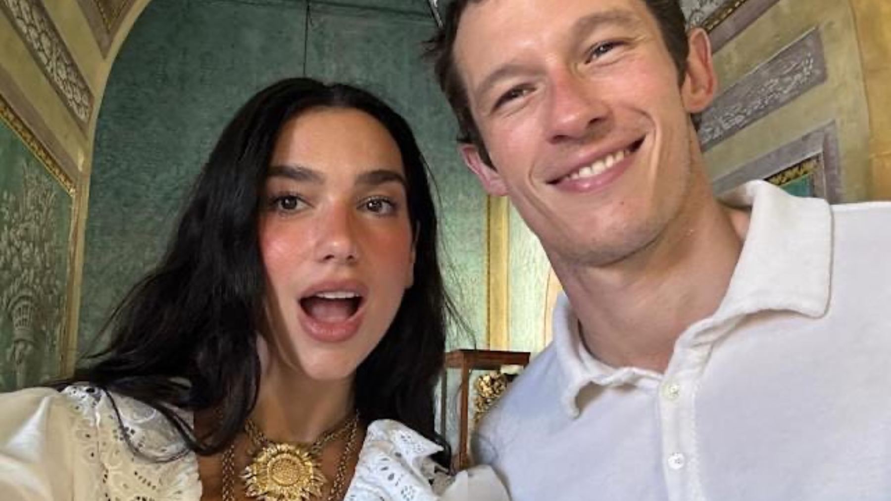 El libro que unió a Dua Lipa y Callum Turner: Nos sentamos al lado y vimos que leíamos lo mismo