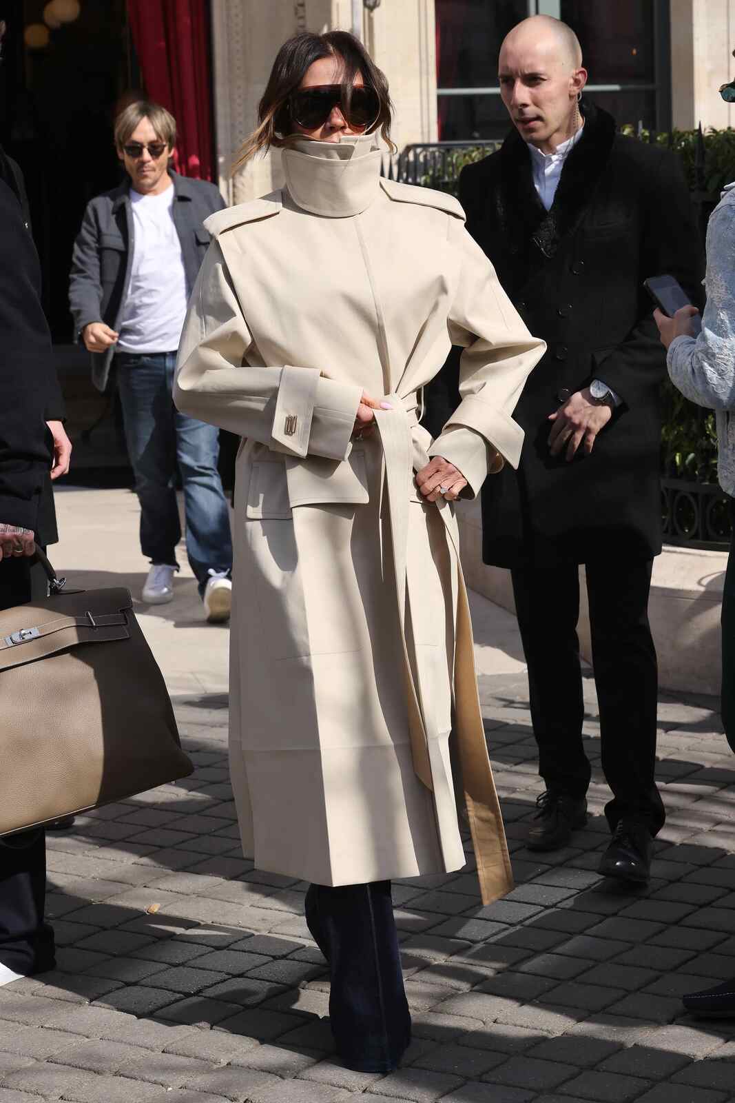 Victoria Beckham con unos abrigos