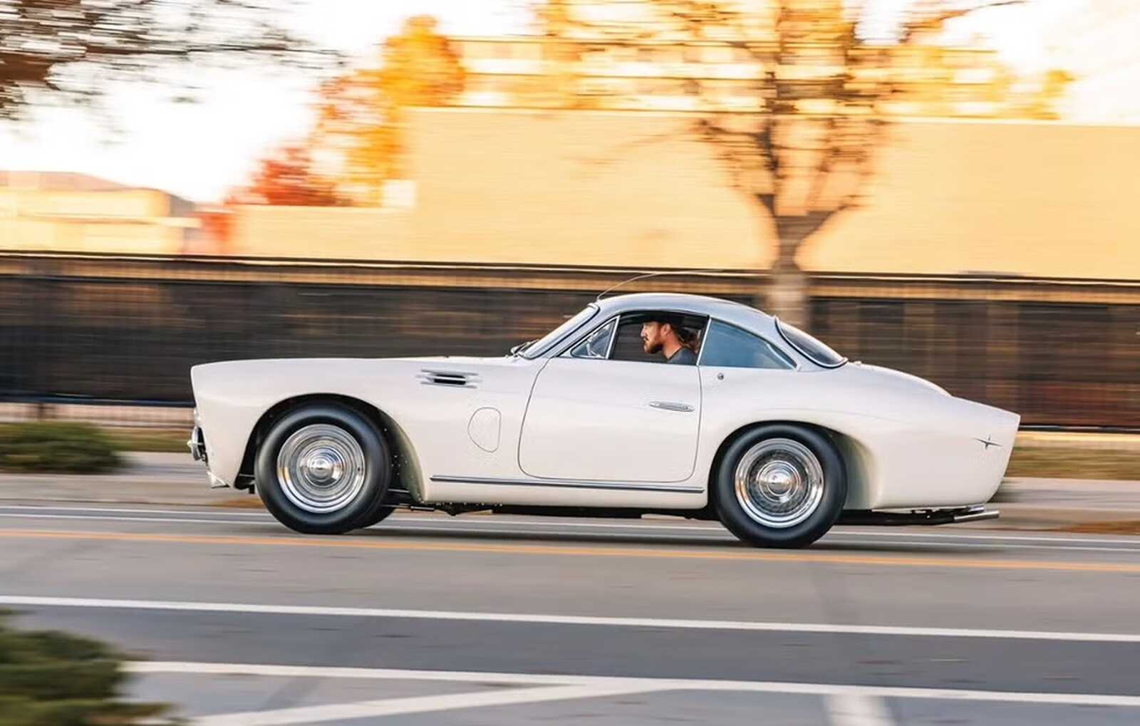 Coche Pegaso circulando