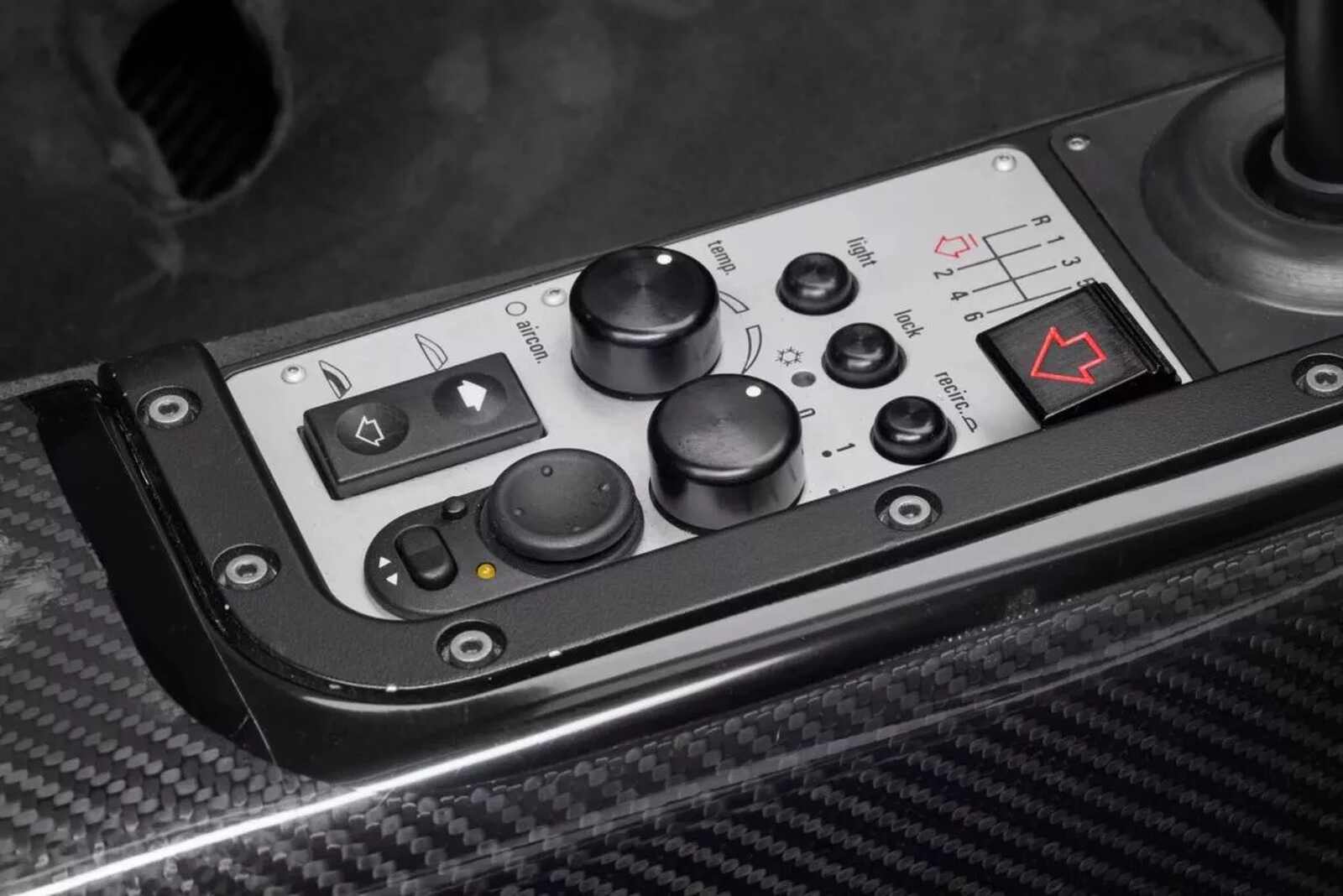 Controles del coche de lujo