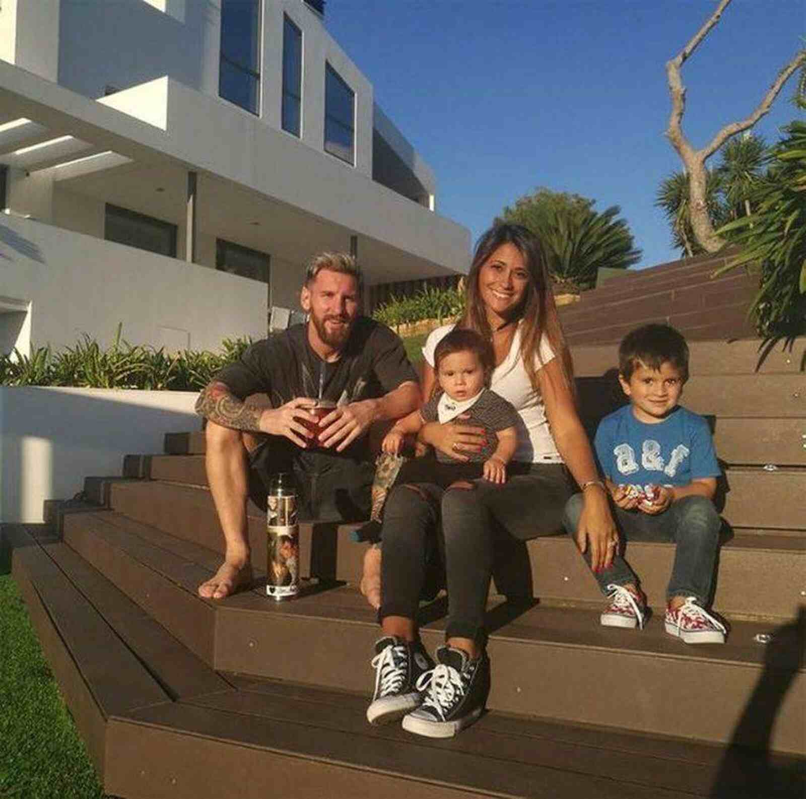 La familia en la casa de Barcelona