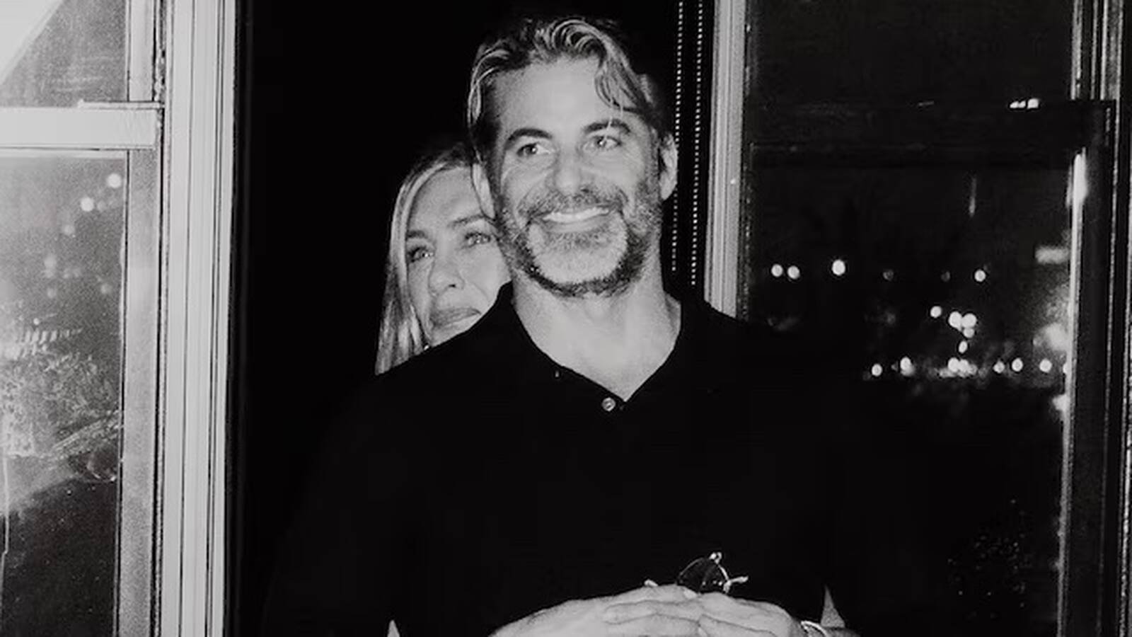 Jennifer Aniston y Jim Curtis posando