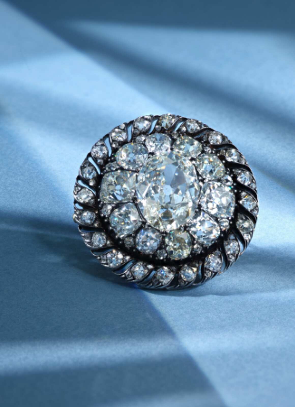 Broche con diamantes