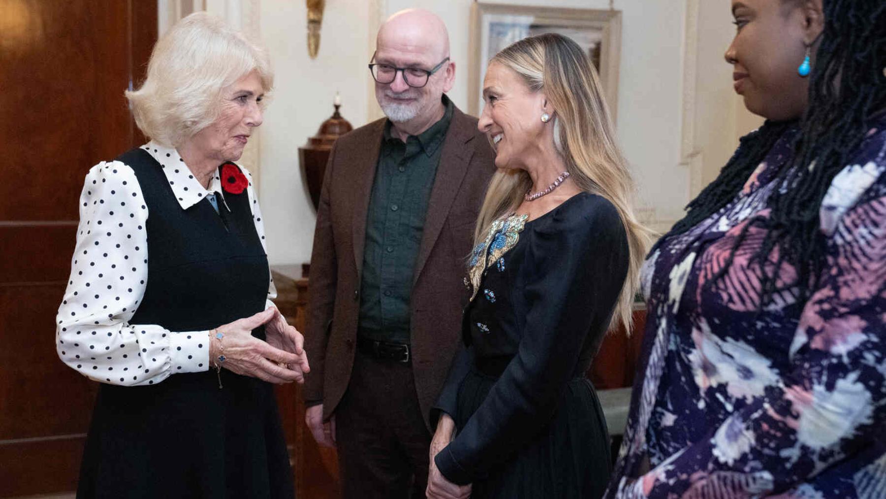 Sarah Jessica Parker adelanta el look perfecto para una cena de empresa en su encuentro con la reina Camila