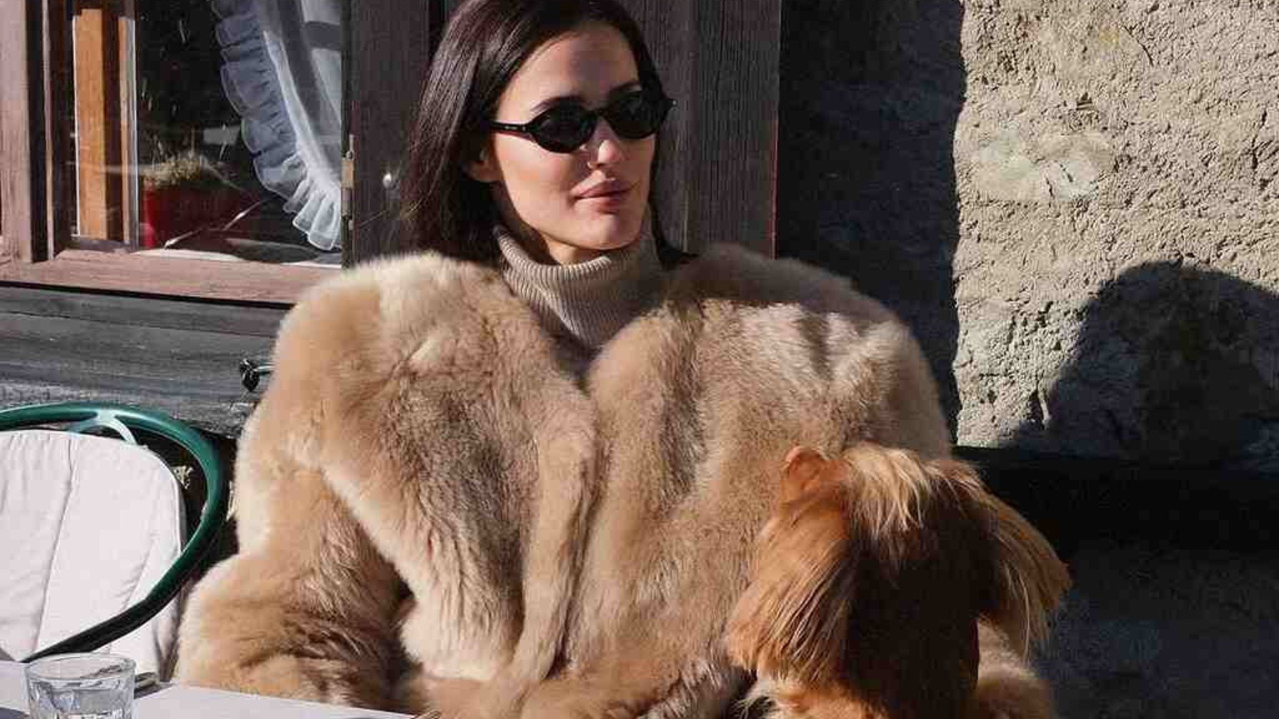 Abrigos y complementos de pelo: la textura que domina el invierno