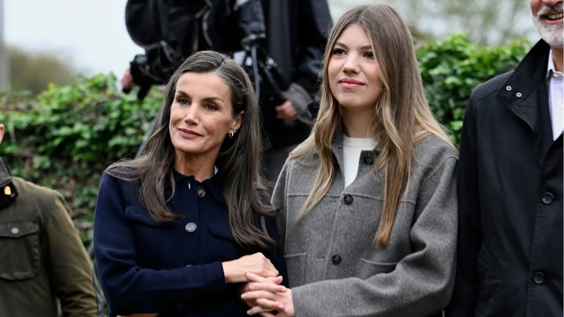 La Reina Letizia confirma la tendencia del vaquero oscuro como el más elegante del otoño-invierno 2025