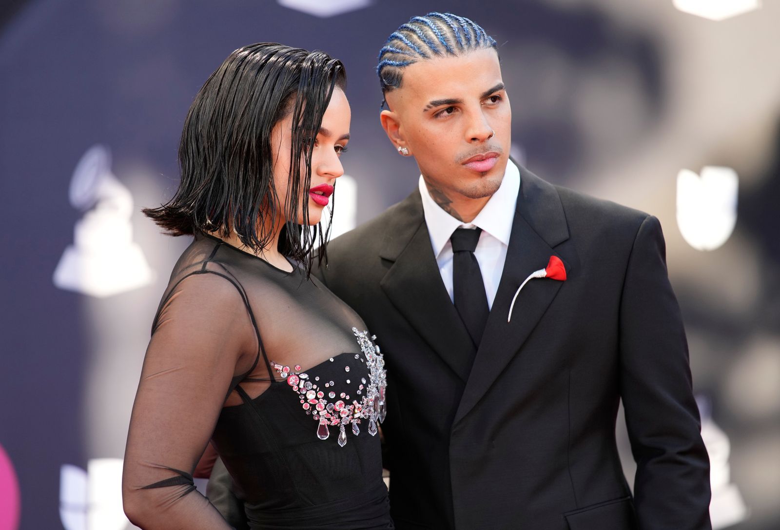 Rauw Alejandro y Rosalía posando