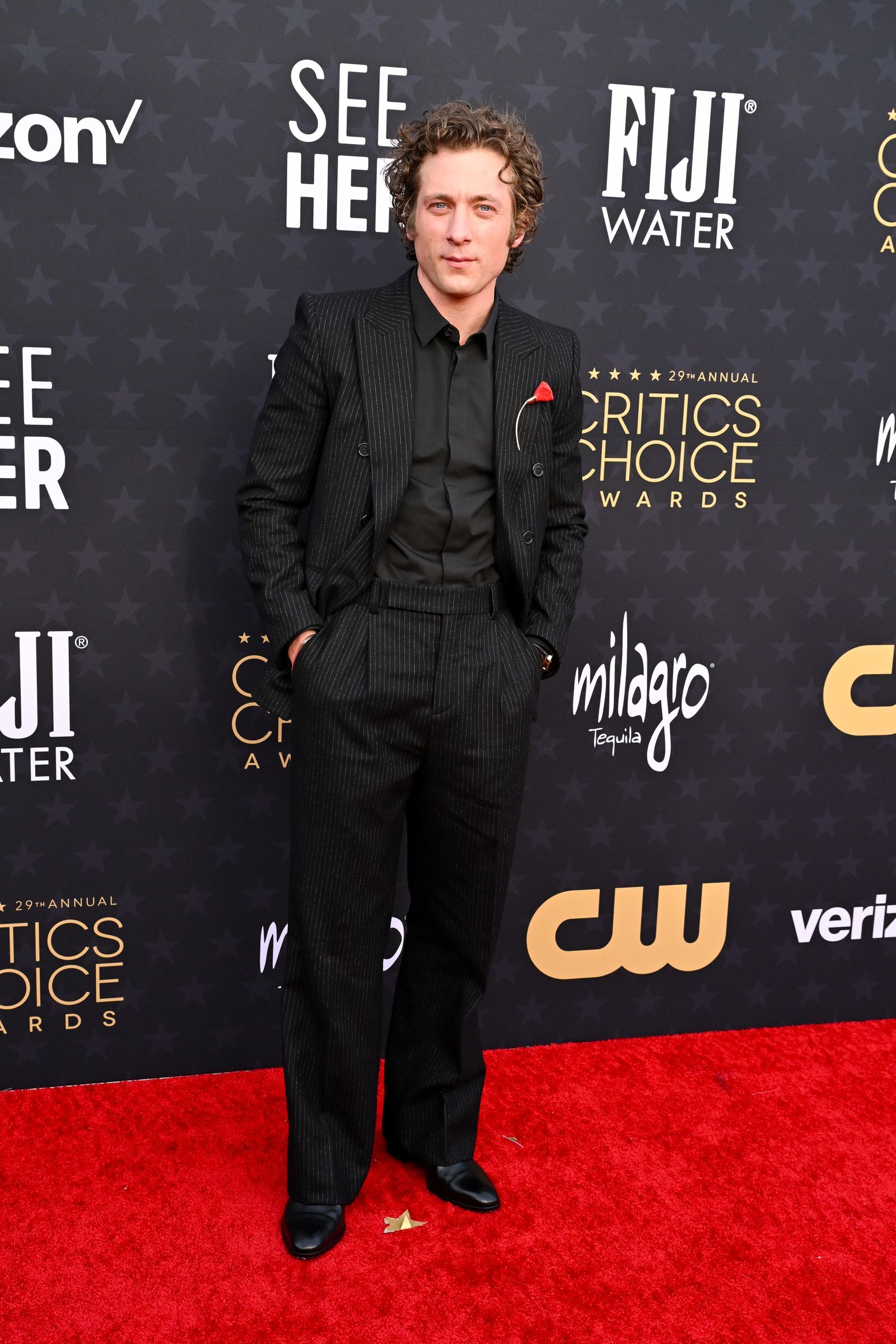 Jeremy Allen White con el broche y sin Rosalía