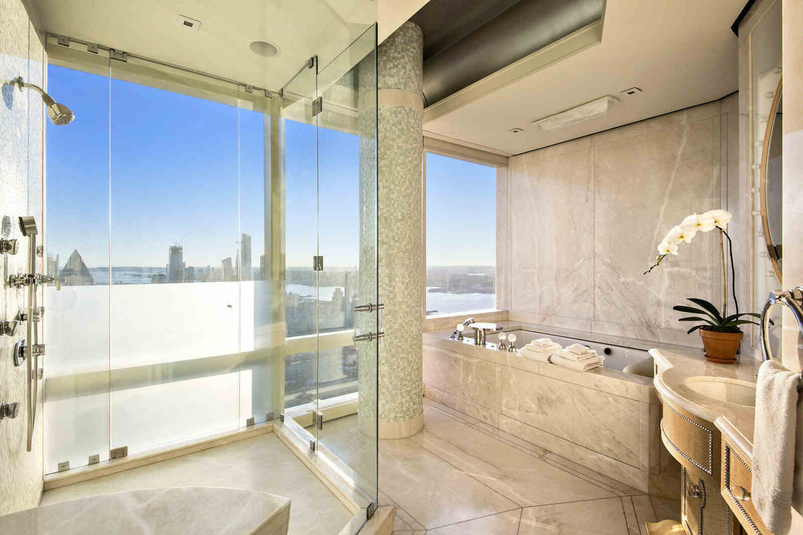 Baño del ático del magnate de la NFL