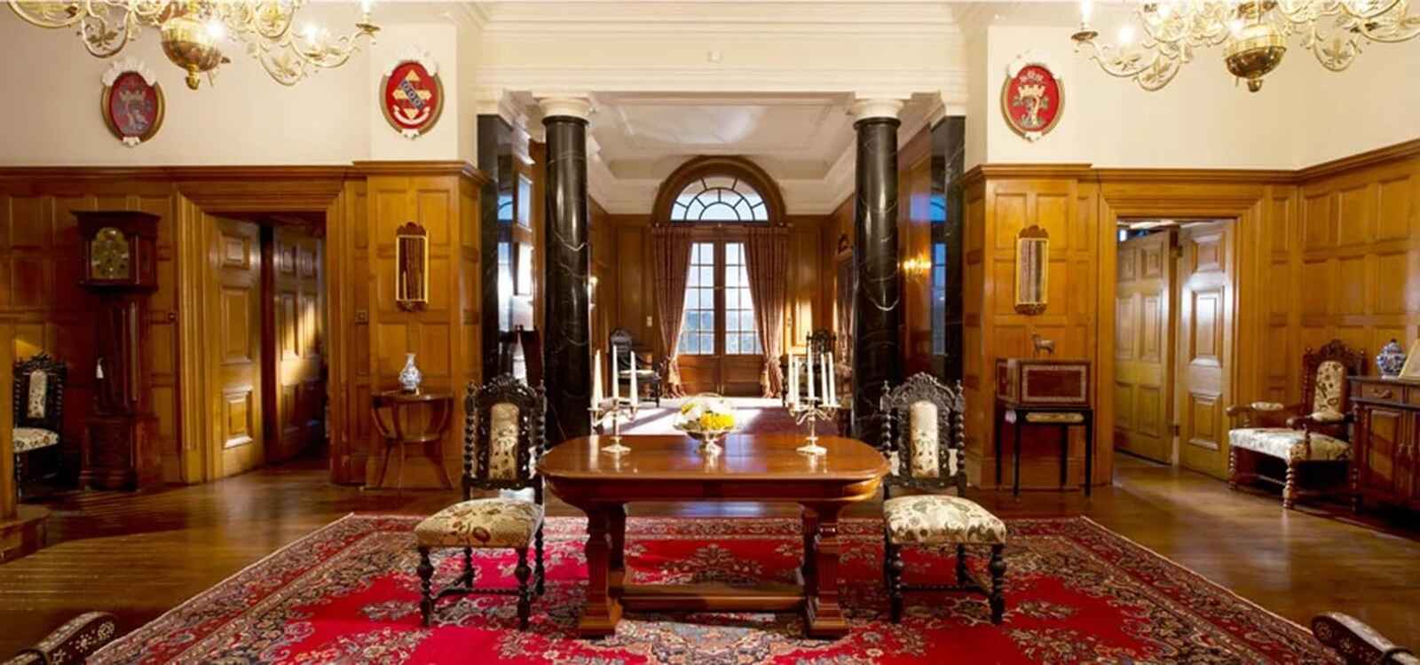 Entrada de la mansión de la Cienciología