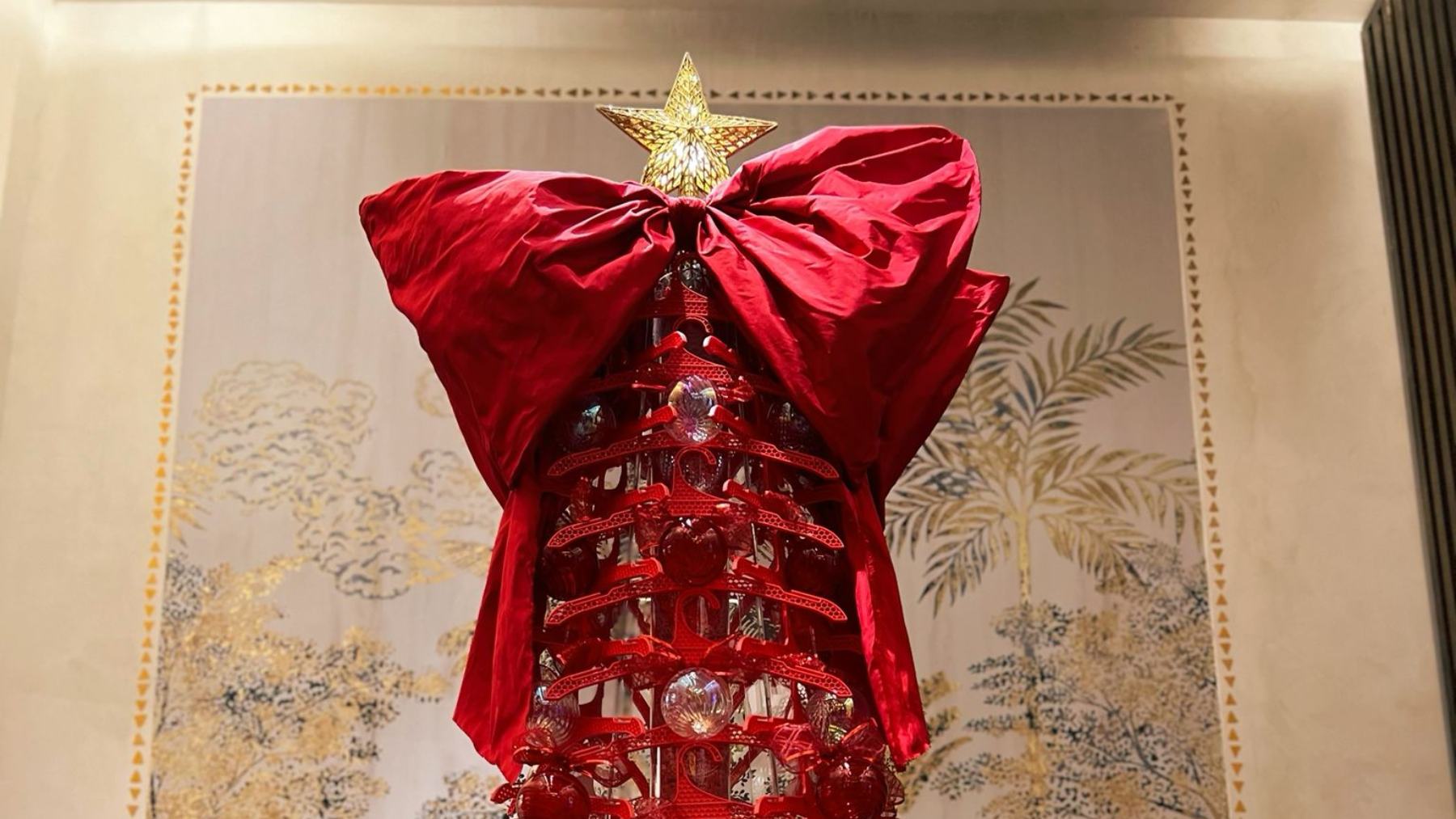 La Quinta Avenida madrileña inaugura la Navidad con árboles solidarios: estas tiendas son las más COOL