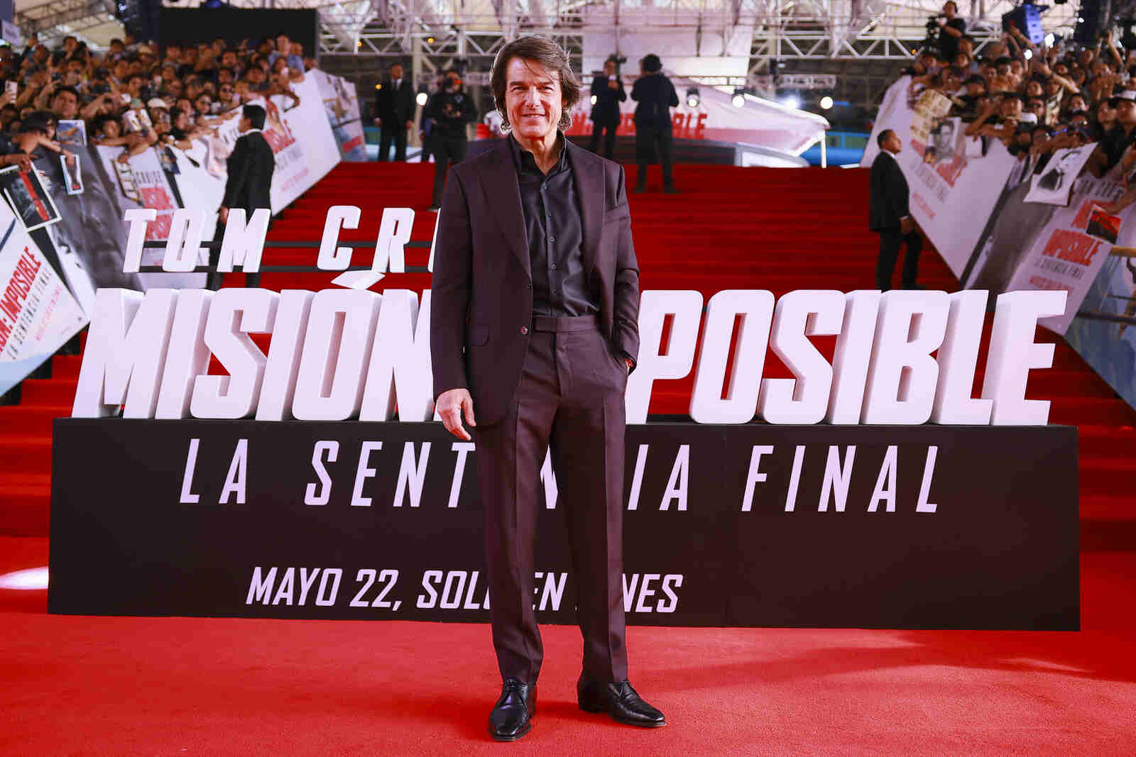Tom Cruise posando