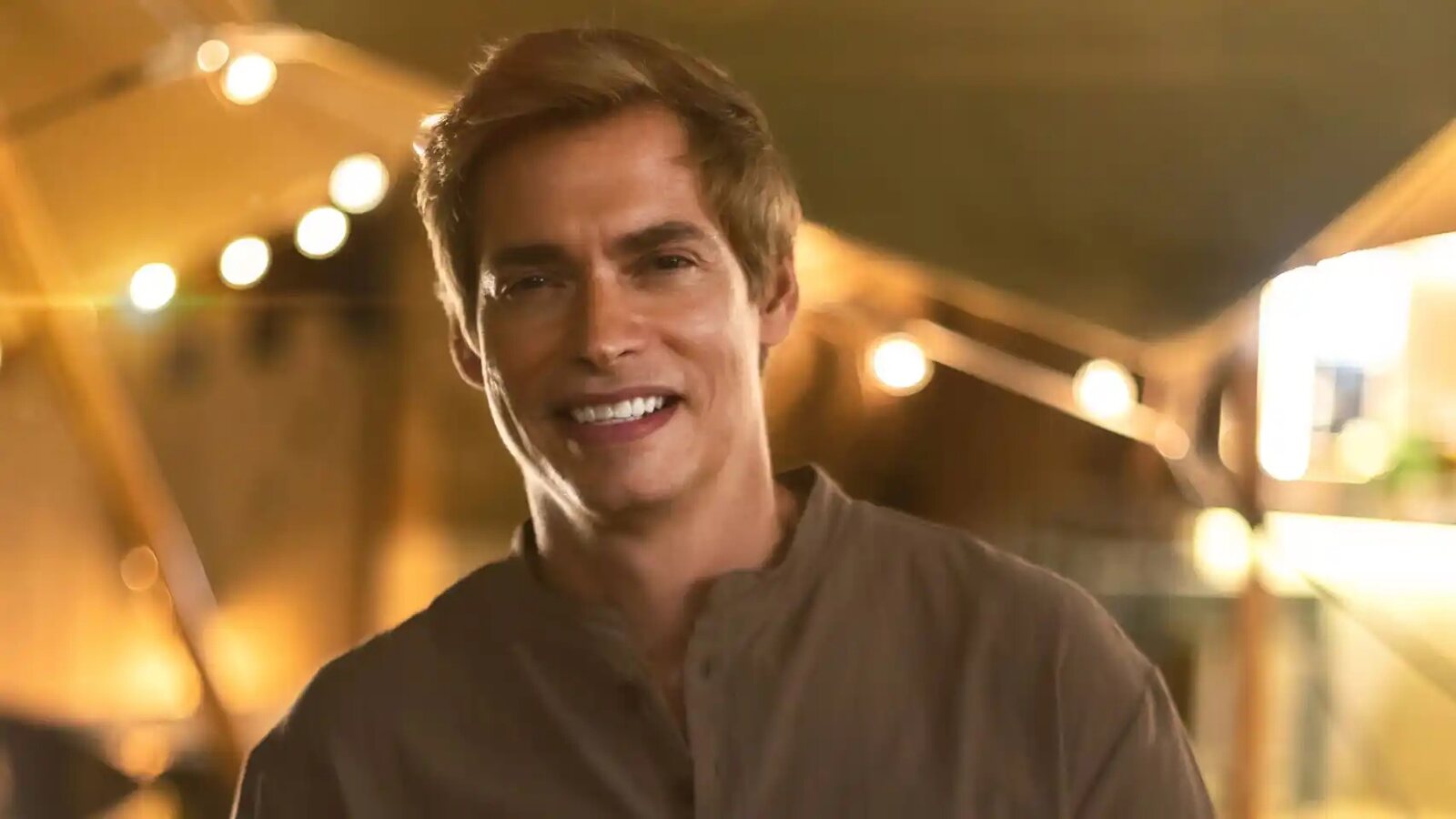 El cantante en un video