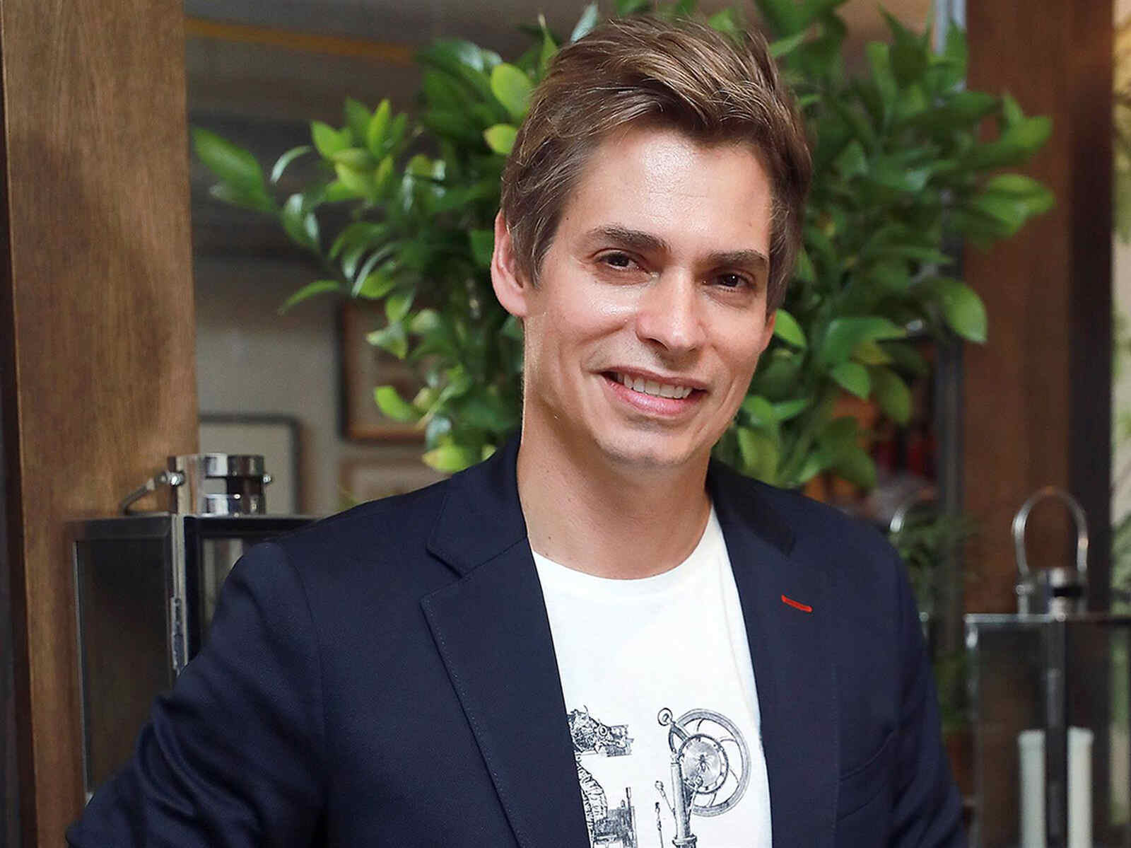 Carlos Baute posando