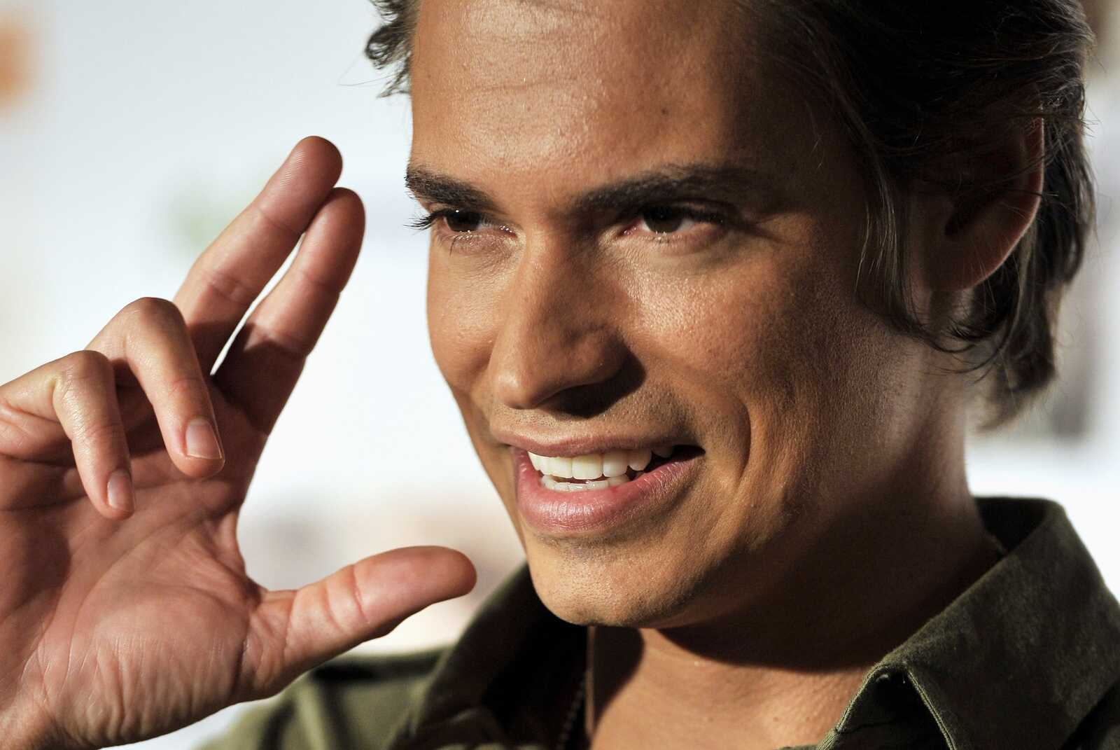 Carlos Baute posando ente la cámara