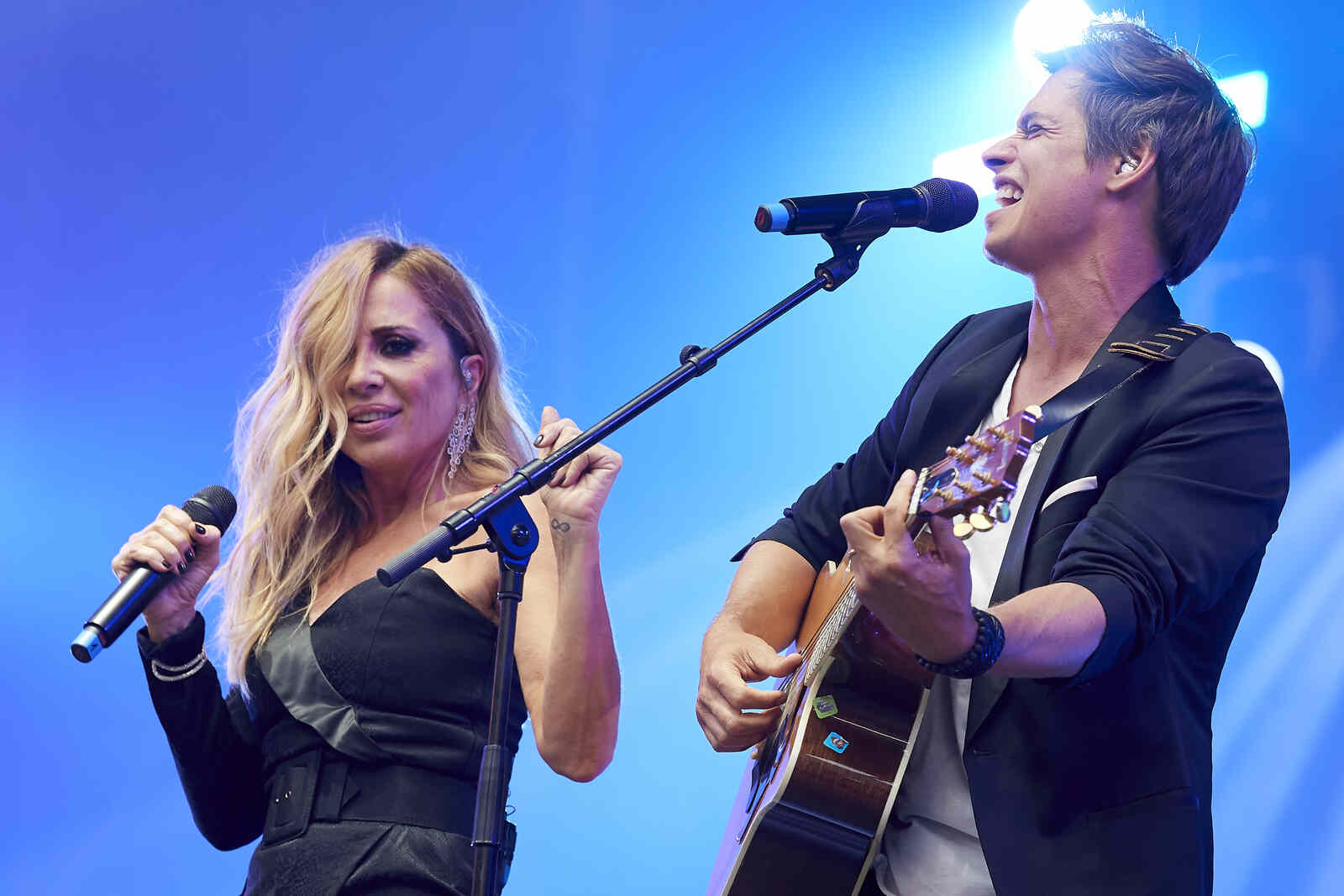 Marta Sánchez y el cantante en el escenario