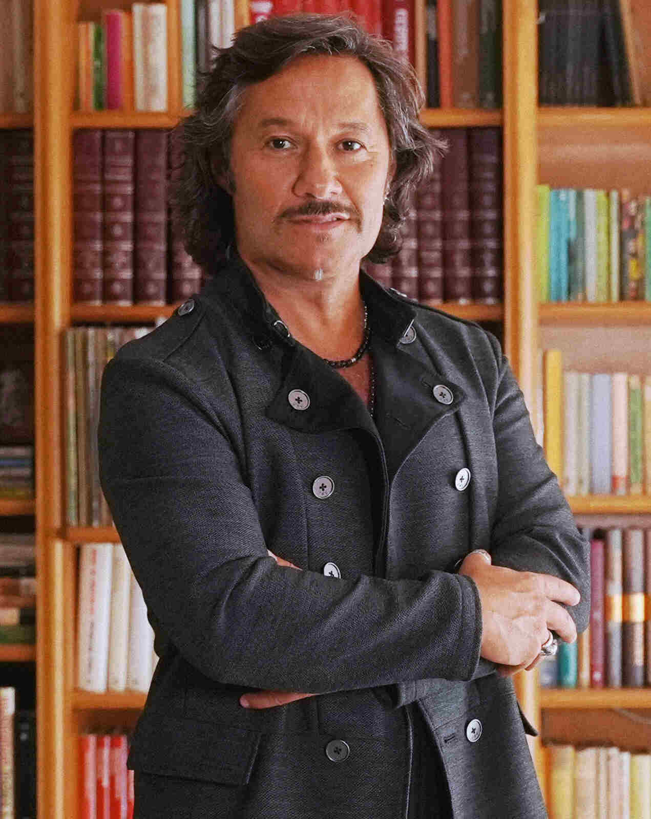 Diego Torres posando para su última promo