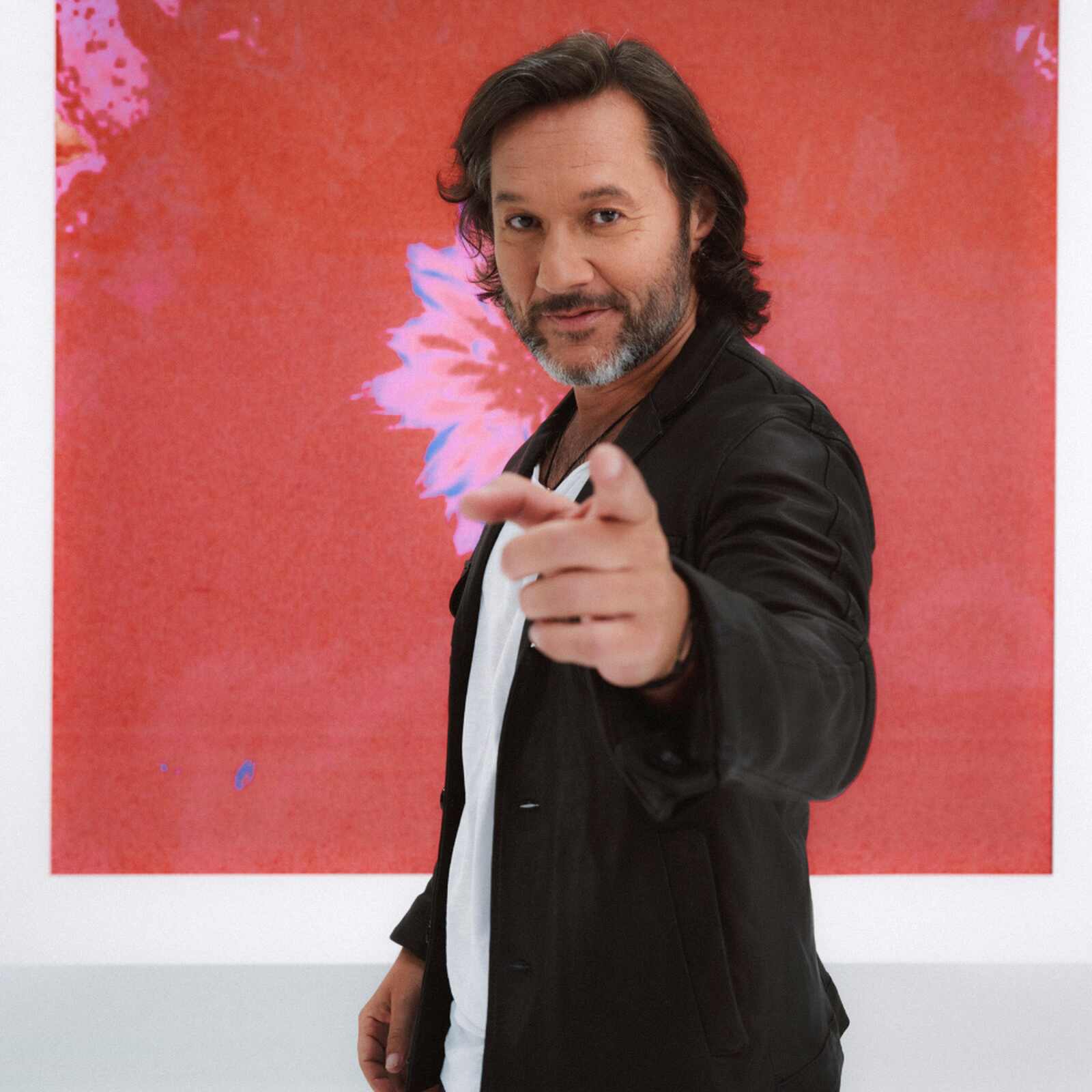 Diego Torres posando ante la cámara