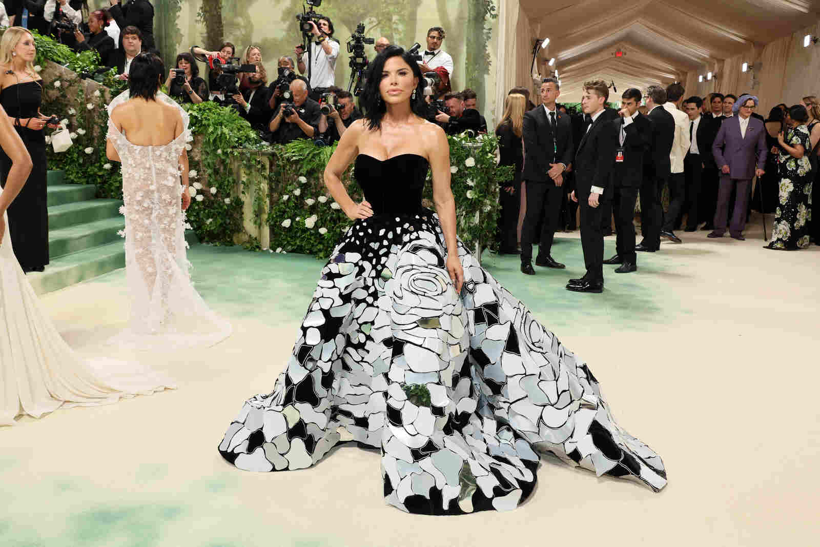 Lauren Sánchez en la MET Gala posando