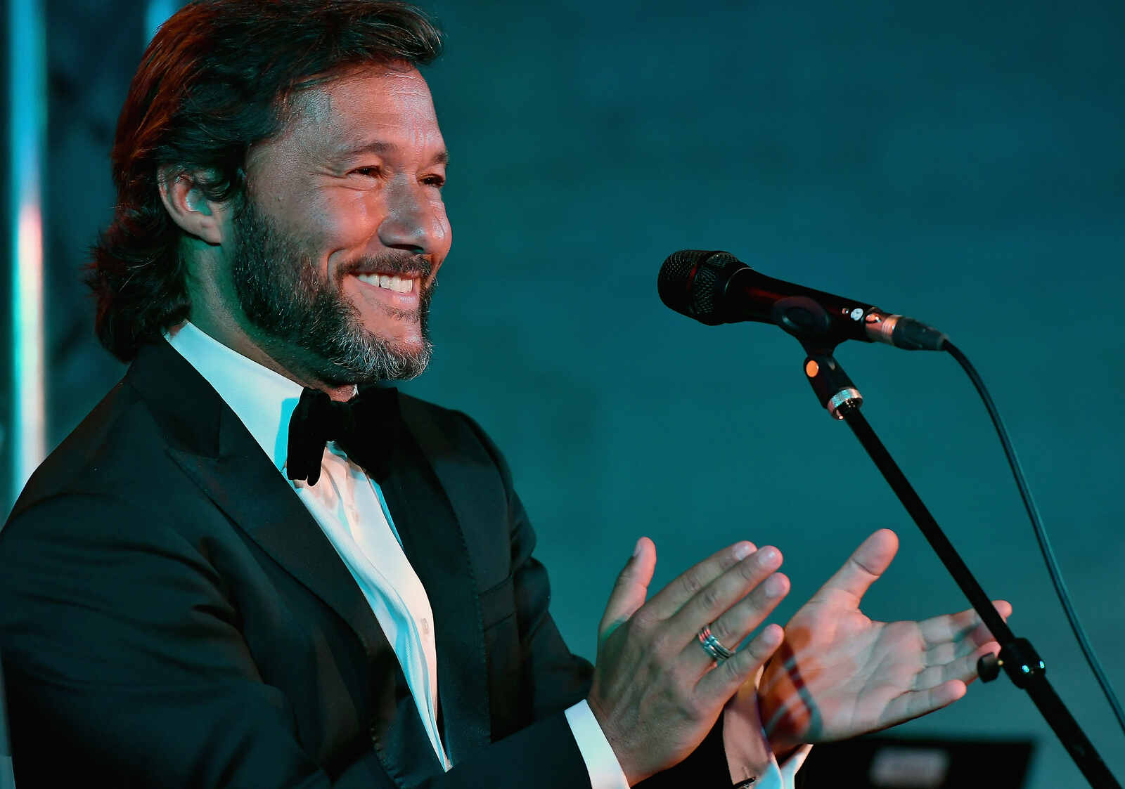 Diego Torres vistiendo traje