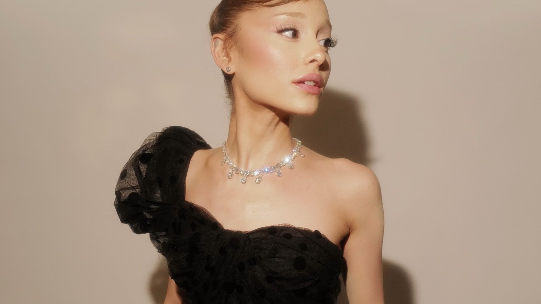 Repasamos los looks de Ariana Grande en la premier de