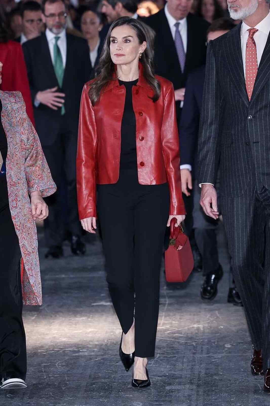 Look con chaqueta roja de cuero