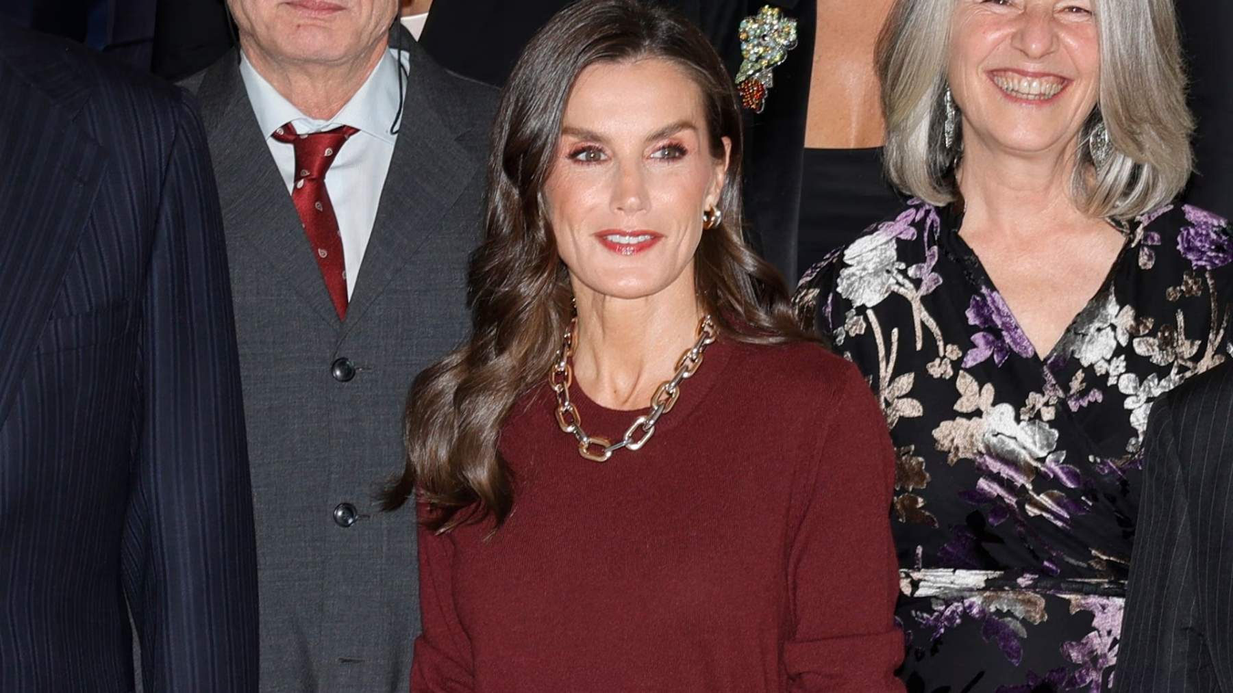Cuatro looks de la Reina Letizia perfectos para las de más de 50 y que te salvarán la cena de Nochebuena