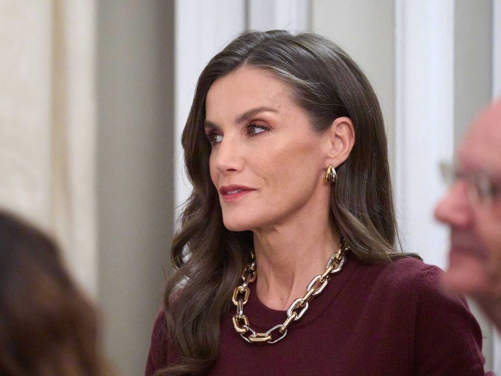 La Reina Letizia con pendientes dorados