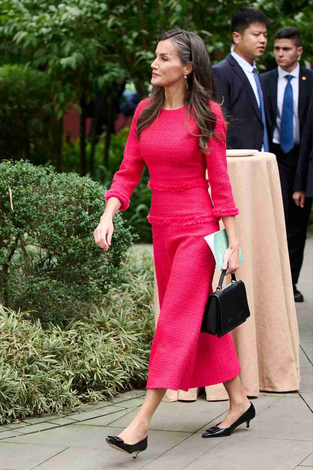 Vestido de la monarca en fucsia